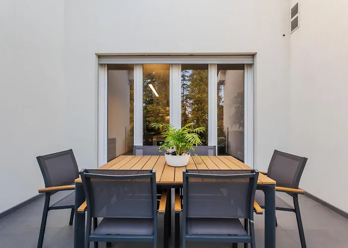 Rivazza - Free Wifi, Air Conditioning & Private Parking Apartment